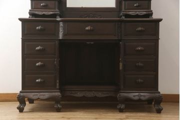 ドレッサーを綺麗に再生!高品質リペアを施し、割れや装飾の修復。天板の色褪せ部分は剥離し、現状の色味合わせた仕上げ。