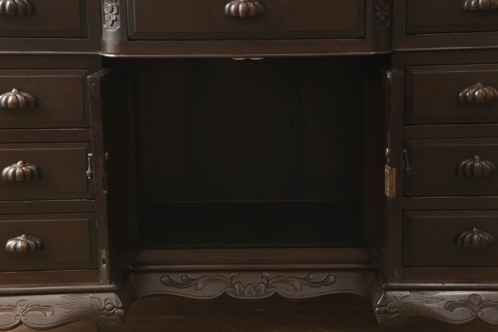 ドレッサーを綺麗に再生!高品質リペアを施し、割れや装飾の修復。天板の色褪せ部分は剥離し、現状の色味合わせた仕上げ。