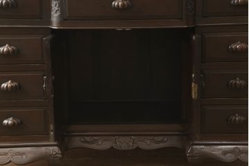 ドレッサーを綺麗に再生!高品質リペアを施し、割れや装飾の修復。天板の色褪せ部分は剥離し、現状の色味合わせた仕上げ。