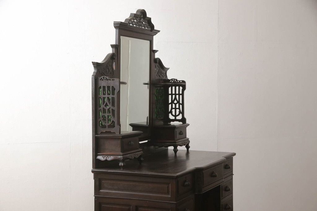 ドレッサーを綺麗に再生!高品質リペアを施し、割れや装飾の修復。天板の色褪せ部分は剥離し、現状の色味合わせた仕上げ。