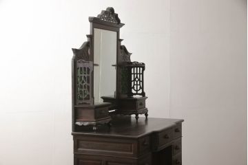 ドレッサーを綺麗に再生!高品質リペアを施し、割れや装飾の修復。天板の色褪せ部分は剥離し、現状の色味合わせた仕上げ。