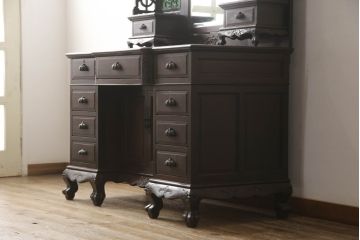 ドレッサーを綺麗に再生!高品質リペアを施し、割れや装飾の修復。天板の色褪せ部分は剥離し、現状の色味合わせた仕上げ。