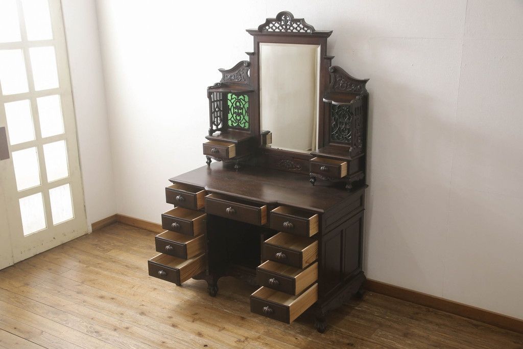 ドレッサーを綺麗に再生!高品質リペアを施し、割れや装飾の修復。天板の色褪せ部分は剥離し、現状の色味合わせた仕上げ。