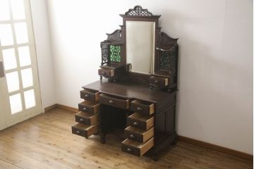 ドレッサーを綺麗に再生!高品質リペアを施し、割れや装飾の修復。天板の色褪せ部分は剥離し、現状の色味合わせた仕上げ。