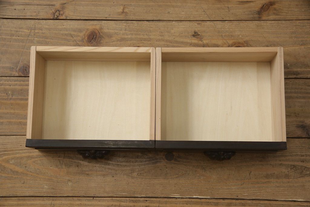 ドレッサーを綺麗に再生!高品質リペアを施し、割れや装飾の修復。天板の色褪せ部分は剥離し、現状の色味合わせた仕上げ。