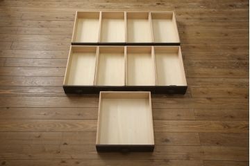 ドレッサーを綺麗に再生!高品質リペアを施し、割れや装飾の修復。天板の色褪せ部分は剥離し、現状の色味合わせた仕上げ。