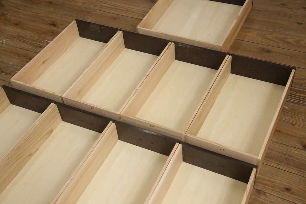 ドレッサーを綺麗に再生!高品質リペアを施し、割れや装飾の修復。天板の色褪せ部分は剥離し、現状の色味合わせた仕上げ。