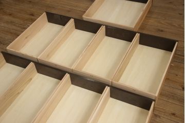 ドレッサーを綺麗に再生!高品質リペアを施し、割れや装飾の修復。天板の色褪せ部分は剥離し、現状の色味合わせた仕上げ。