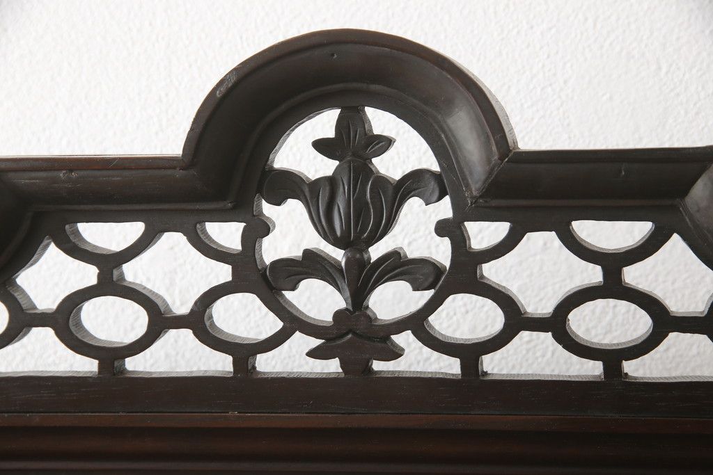 ドレッサーを綺麗に再生!高品質リペアを施し、割れや装飾の修復。天板の色褪せ部分は剥離し、現状の色味合わせた仕上げ。