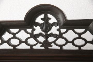 ドレッサーを綺麗に再生!高品質リペアを施し、割れや装飾の修復。天板の色褪せ部分は剥離し、現状の色味合わせた仕上げ。