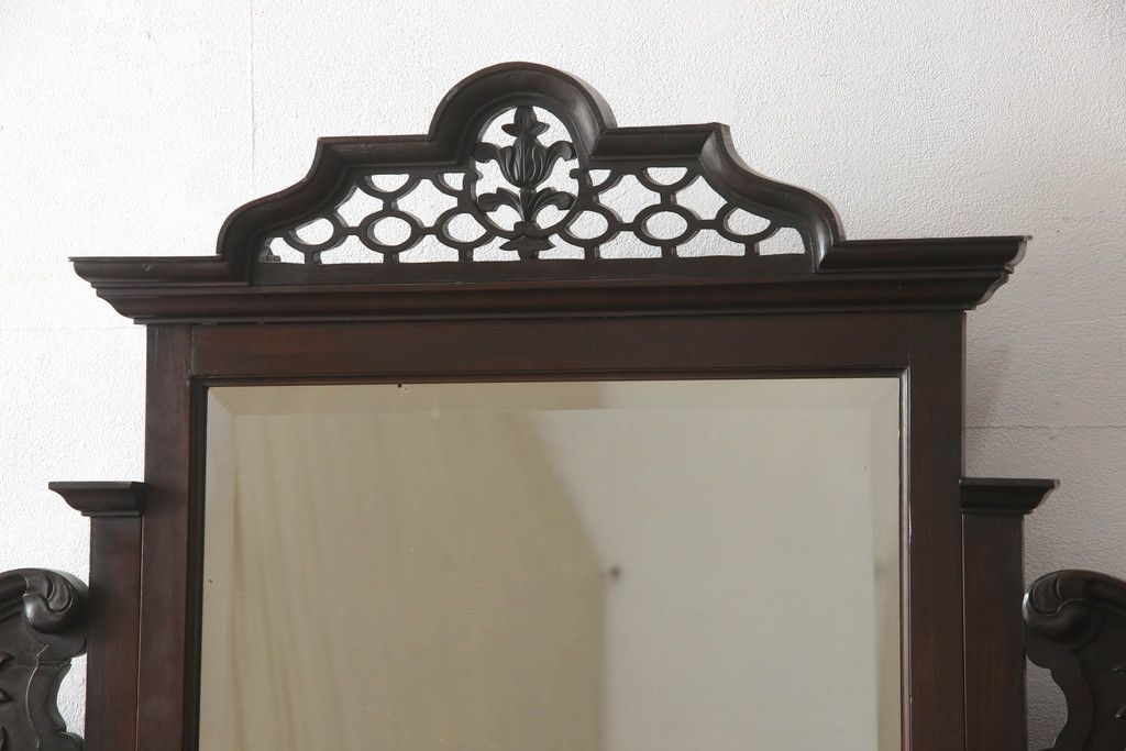 ドレッサーを綺麗に再生!高品質リペアを施し、割れや装飾の修復。天板の色褪せ部分は剥離し、現状の色味合わせた仕上げ。