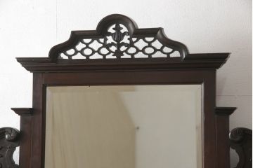 ドレッサーを綺麗に再生!高品質リペアを施し、割れや装飾の修復。天板の色褪せ部分は剥離し、現状の色味合わせた仕上げ。