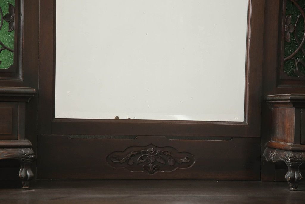 ドレッサーを綺麗に再生!高品質リペアを施し、割れや装飾の修復。天板の色褪せ部分は剥離し、現状の色味合わせた仕上げ。