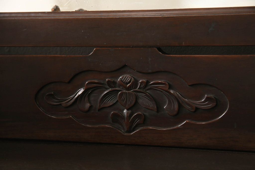 ドレッサーを綺麗に再生!高品質リペアを施し、割れや装飾の修復。天板の色褪せ部分は剥離し、現状の色味合わせた仕上げ。