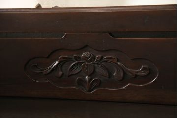 ドレッサーを綺麗に再生!高品質リペアを施し、割れや装飾の修復。天板の色褪せ部分は剥離し、現状の色味合わせた仕上げ。