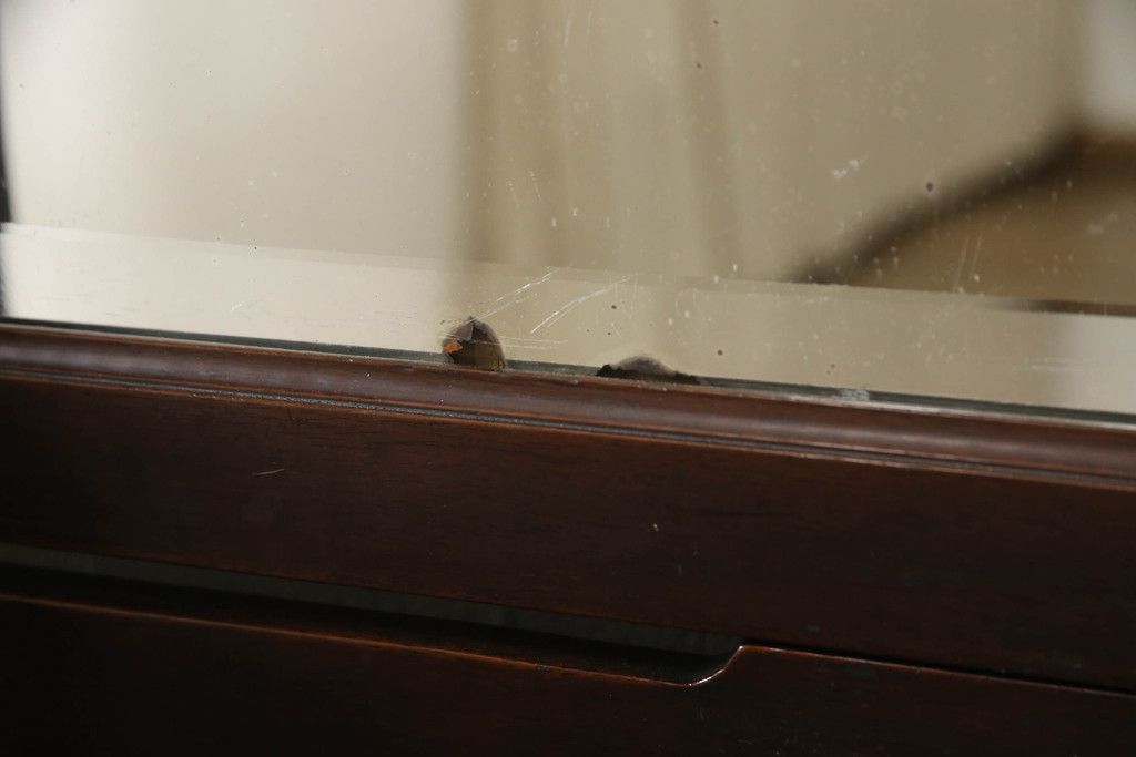 ドレッサーを綺麗に再生!高品質リペアを施し、割れや装飾の修復。天板の色褪せ部分は剥離し、現状の色味合わせた仕上げ。