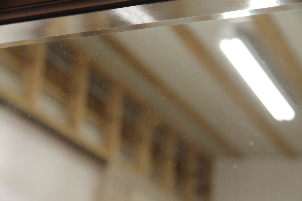 ドレッサーを綺麗に再生!高品質リペアを施し、割れや装飾の修復。天板の色褪せ部分は剥離し、現状の色味合わせた仕上げ。