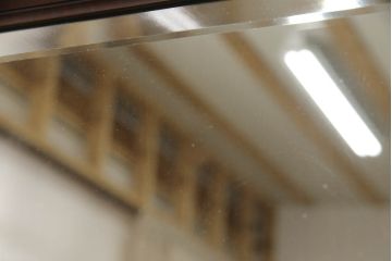 ドレッサーを綺麗に再生!高品質リペアを施し、割れや装飾の修復。天板の色褪せ部分は剥離し、現状の色味合わせた仕上げ。