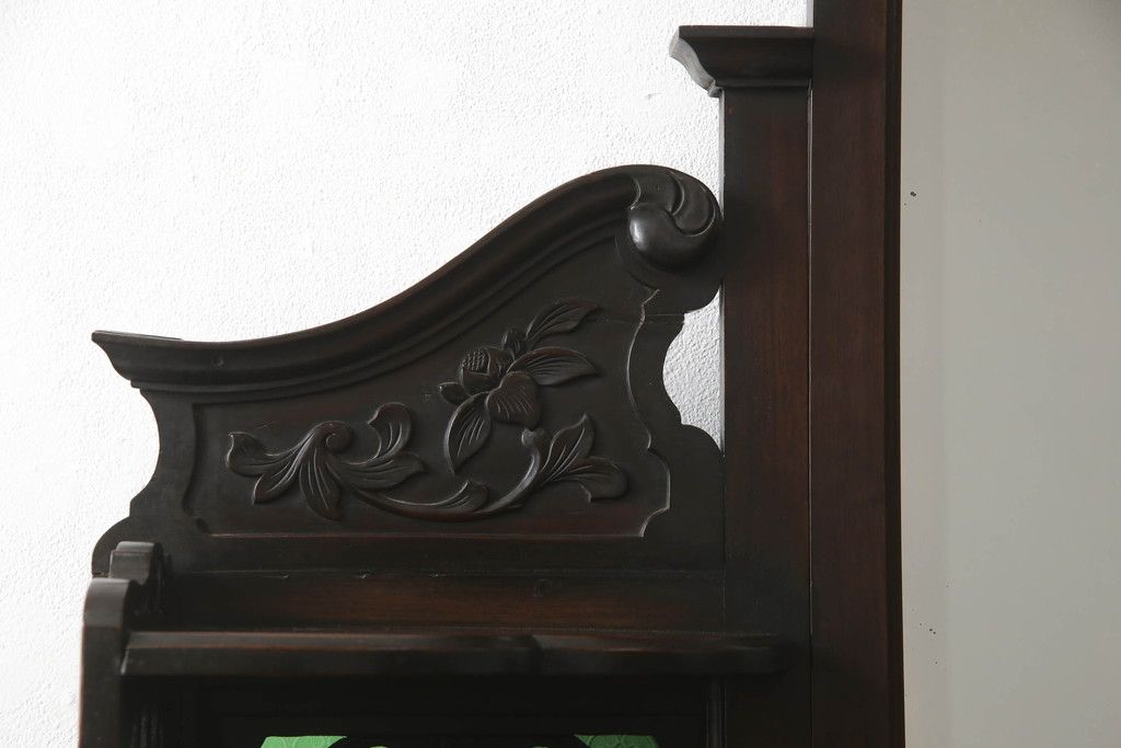 ドレッサーを綺麗に再生!高品質リペアを施し、割れや装飾の修復。天板の色褪せ部分は剥離し、現状の色味合わせた仕上げ。