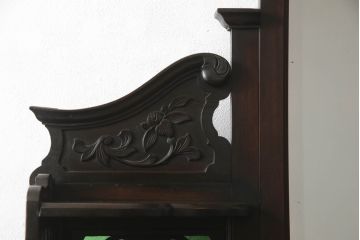 ドレッサーを綺麗に再生!高品質リペアを施し、割れや装飾の修復。天板の色褪せ部分は剥離し、現状の色味合わせた仕上げ。