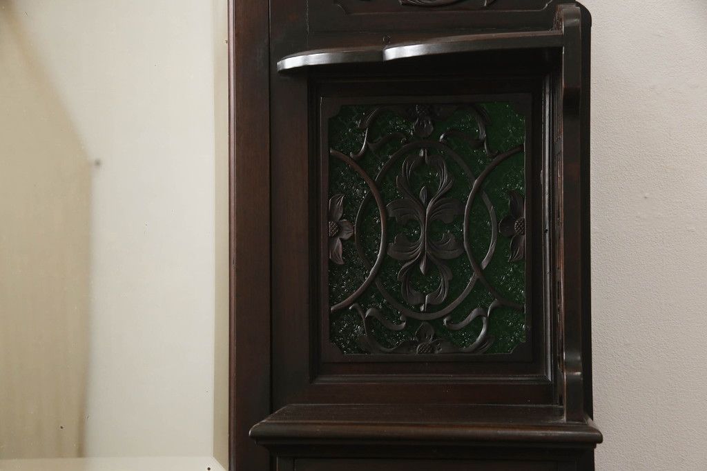 ドレッサーを綺麗に再生!高品質リペアを施し、割れや装飾の修復。天板の色褪せ部分は剥離し、現状の色味合わせた仕上げ。