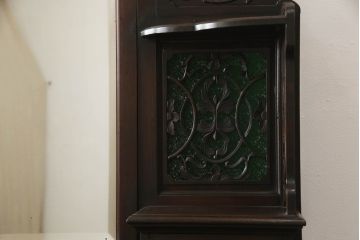 ドレッサーを綺麗に再生!高品質リペアを施し、割れや装飾の修復。天板の色褪せ部分は剥離し、現状の色味合わせた仕上げ。