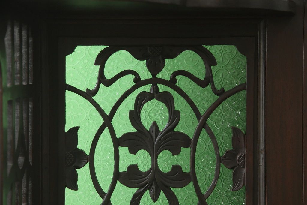 ドレッサーを綺麗に再生!高品質リペアを施し、割れや装飾の修復。天板の色褪せ部分は剥離し、現状の色味合わせた仕上げ。