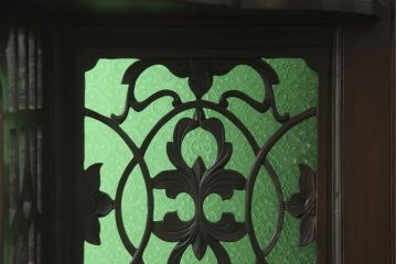 ドレッサーを綺麗に再生!高品質リペアを施し、割れや装飾の修復。天板の色褪せ部分は剥離し、現状の色味合わせた仕上げ。