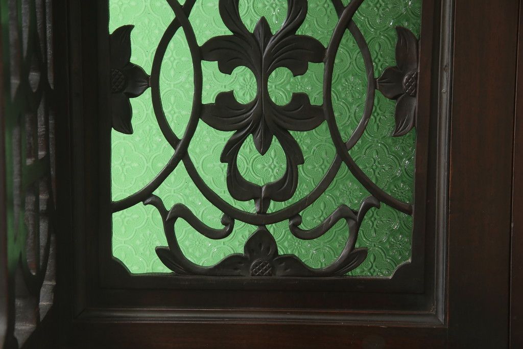 ドレッサーを綺麗に再生!高品質リペアを施し、割れや装飾の修復。天板の色褪せ部分は剥離し、現状の色味合わせた仕上げ。