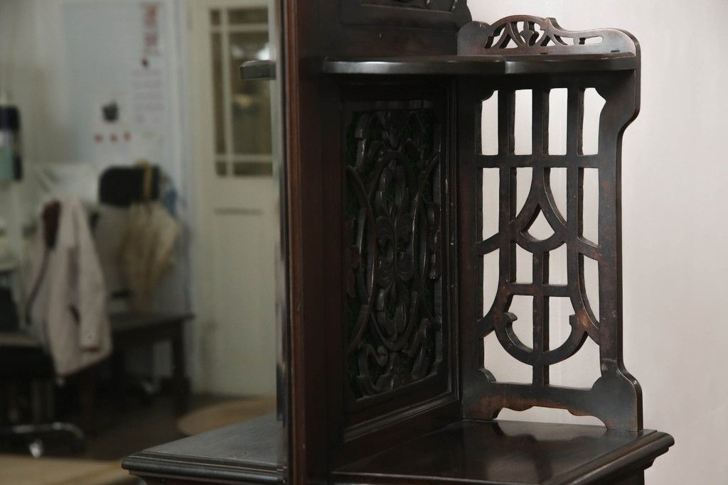 ドレッサーを綺麗に再生!高品質リペアを施し、割れや装飾の修復。天板の色褪せ部分は剥離し、現状の色味合わせた仕上げ。