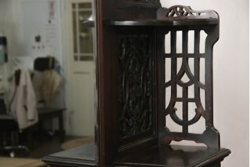 ドレッサーを綺麗に再生!高品質リペアを施し、割れや装飾の修復。天板の色褪せ部分は剥離し、現状の色味合わせた仕上げ。