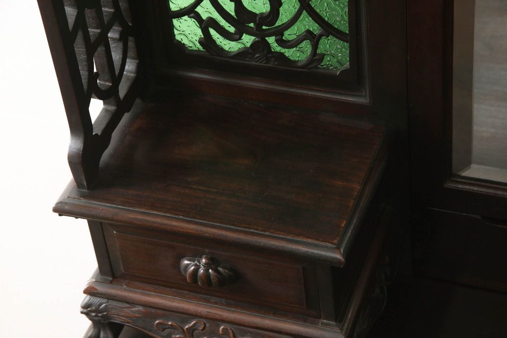 ドレッサーを綺麗に再生!高品質リペアを施し、割れや装飾の修復。天板の色褪せ部分は剥離し、現状の色味合わせた仕上げ。