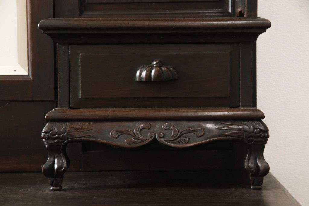 ドレッサーを綺麗に再生!高品質リペアを施し、割れや装飾の修復。天板の色褪せ部分は剥離し、現状の色味合わせた仕上げ。