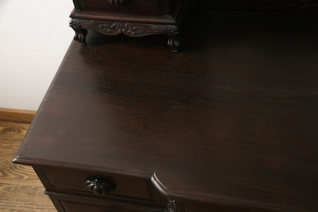ドレッサーを綺麗に再生!高品質リペアを施し、割れや装飾の修復。天板の色褪せ部分は剥離し、現状の色味合わせた仕上げ。