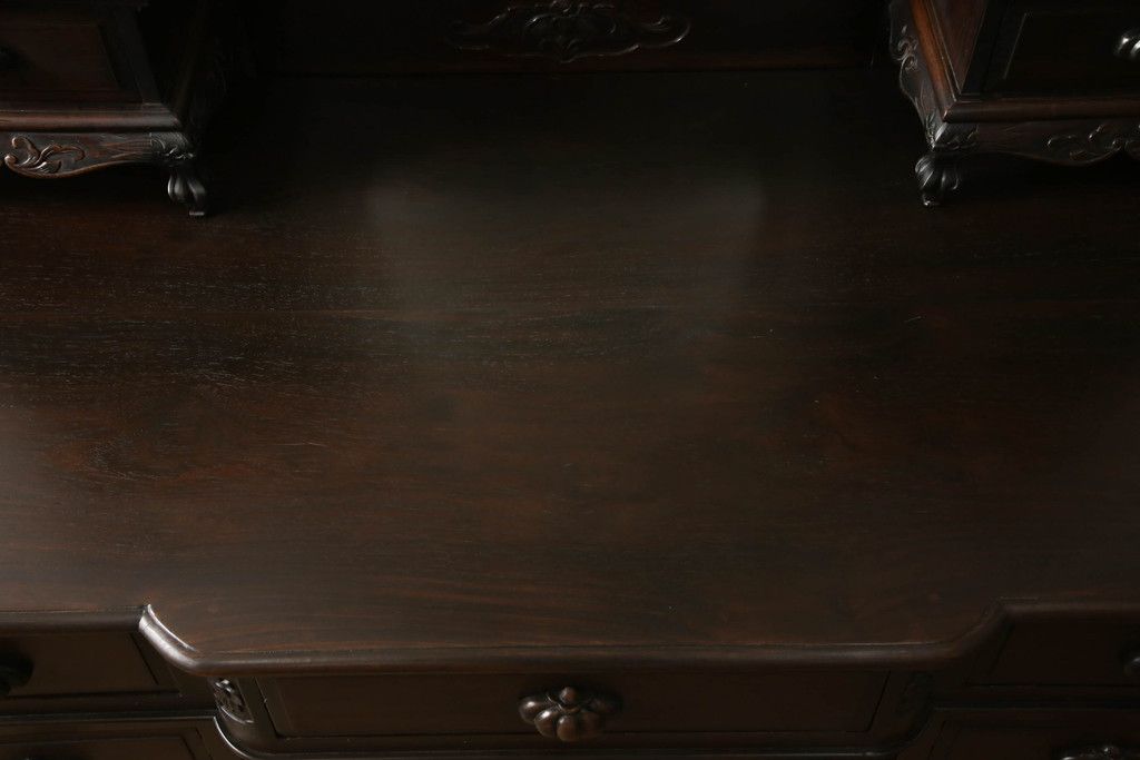 ドレッサーを綺麗に再生!高品質リペアを施し、割れや装飾の修復。天板の色褪せ部分は剥離し、現状の色味合わせた仕上げ。