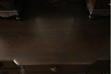 ドレッサーを綺麗に再生!高品質リペアを施し、割れや装飾の修復。天板の色褪せ部分は剥離し、現状の色味合わせた仕上げ。