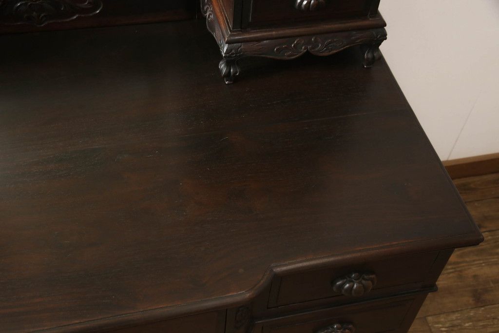 ドレッサーを綺麗に再生!高品質リペアを施し、割れや装飾の修復。天板の色褪せ部分は剥離し、現状の色味合わせた仕上げ。