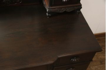 ドレッサーを綺麗に再生!高品質リペアを施し、割れや装飾の修復。天板の色褪せ部分は剥離し、現状の色味合わせた仕上げ。