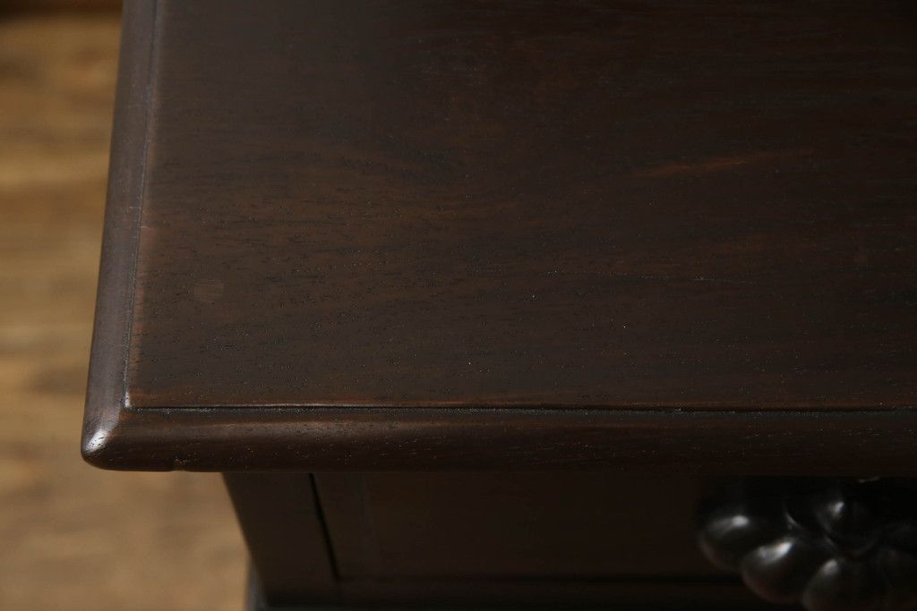 ドレッサーを綺麗に再生!高品質リペアを施し、割れや装飾の修復。天板の色褪せ部分は剥離し、現状の色味合わせた仕上げ。