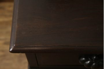 ドレッサーを綺麗に再生!高品質リペアを施し、割れや装飾の修復。天板の色褪せ部分は剥離し、現状の色味合わせた仕上げ。
