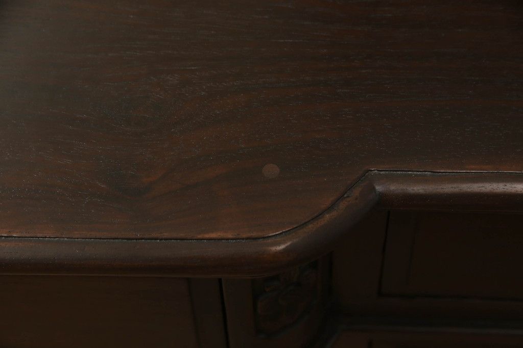 ドレッサーを綺麗に再生!高品質リペアを施し、割れや装飾の修復。天板の色褪せ部分は剥離し、現状の色味合わせた仕上げ。