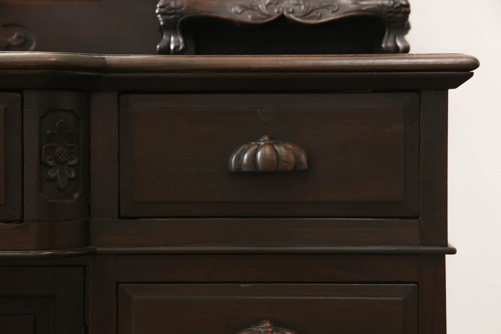 ドレッサーを綺麗に再生!高品質リペアを施し、割れや装飾の修復。天板の色褪せ部分は剥離し、現状の色味合わせた仕上げ。