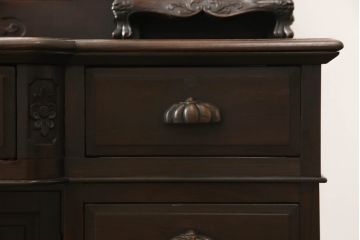 ドレッサーを綺麗に再生!高品質リペアを施し、割れや装飾の修復。天板の色褪せ部分は剥離し、現状の色味合わせた仕上げ。