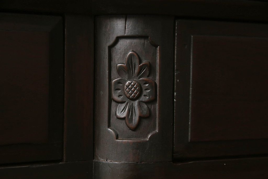 ドレッサーを綺麗に再生!高品質リペアを施し、割れや装飾の修復。天板の色褪せ部分は剥離し、現状の色味合わせた仕上げ。