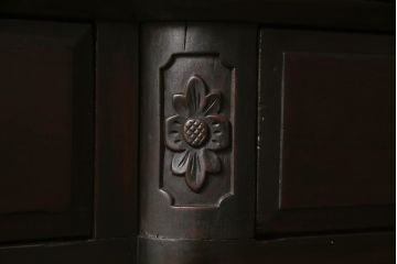 ドレッサーを綺麗に再生!高品質リペアを施し、割れや装飾の修復。天板の色褪せ部分は剥離し、現状の色味合わせた仕上げ。