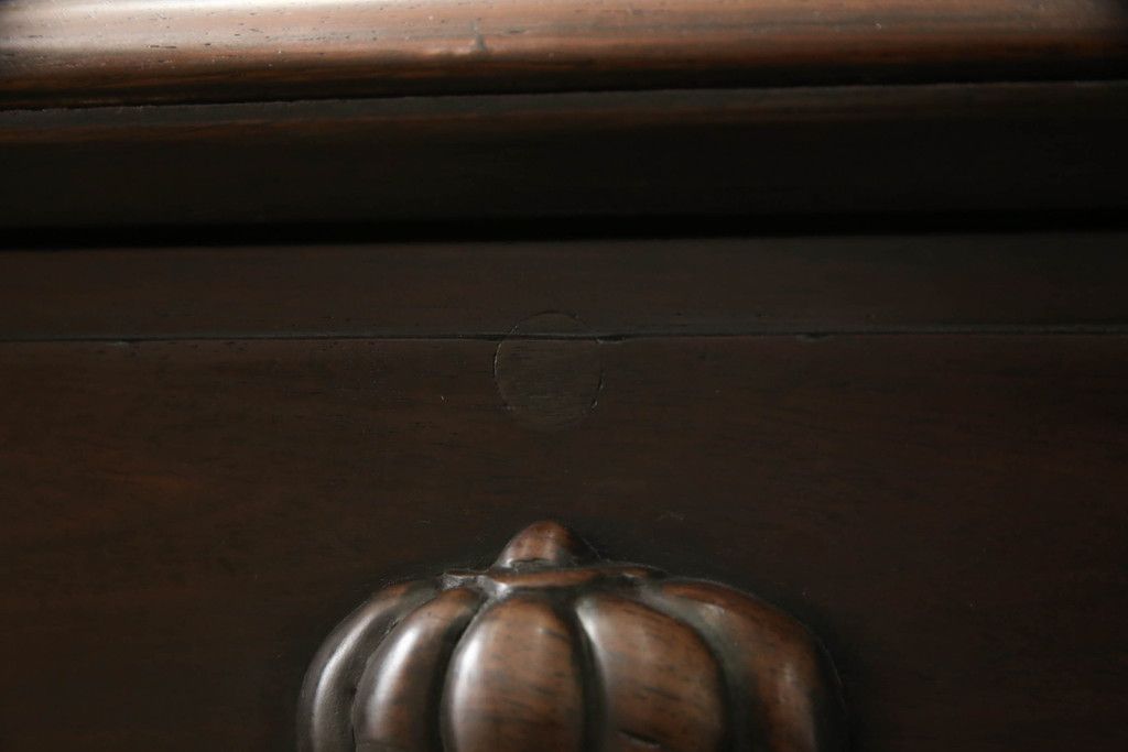 ドレッサーを綺麗に再生!高品質リペアを施し、割れや装飾の修復。天板の色褪せ部分は剥離し、現状の色味合わせた仕上げ。