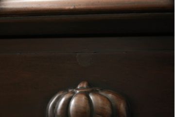 ドレッサーを綺麗に再生!高品質リペアを施し、割れや装飾の修復。天板の色褪せ部分は剥離し、現状の色味合わせた仕上げ。