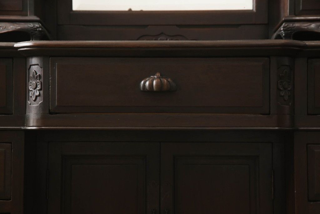 ドレッサーを綺麗に再生!高品質リペアを施し、割れや装飾の修復。天板の色褪せ部分は剥離し、現状の色味合わせた仕上げ。