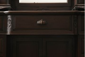 ドレッサーを綺麗に再生!高品質リペアを施し、割れや装飾の修復。天板の色褪せ部分は剥離し、現状の色味合わせた仕上げ。