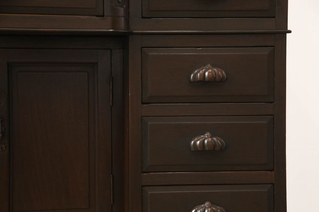 ドレッサーを綺麗に再生!高品質リペアを施し、割れや装飾の修復。天板の色褪せ部分は剥離し、現状の色味合わせた仕上げ。